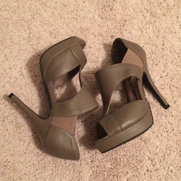 Dollhouse Greyish-Beige Peep Toe Heels - Picture 3 of 5